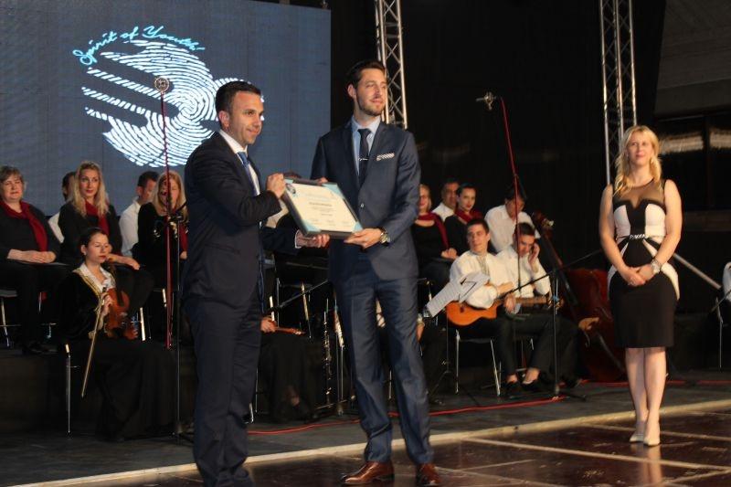 priznanje predsedniku jankovicu uruceno na svecanoj akademiji