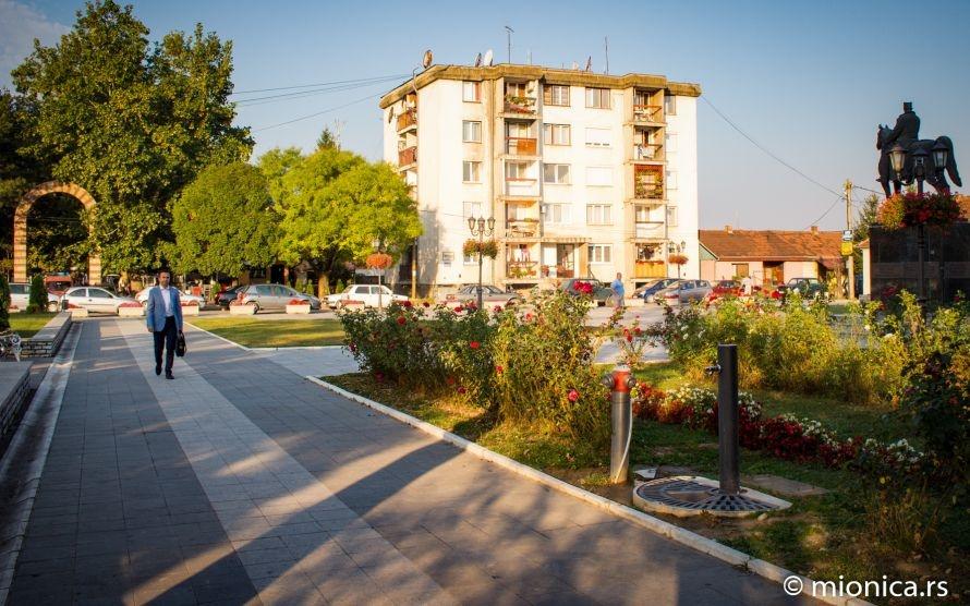 predsednik jankovic obelezava dan bez automobila dolaskom na posao pesice