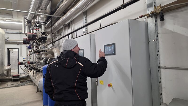 Radnik toplane proverava sistem