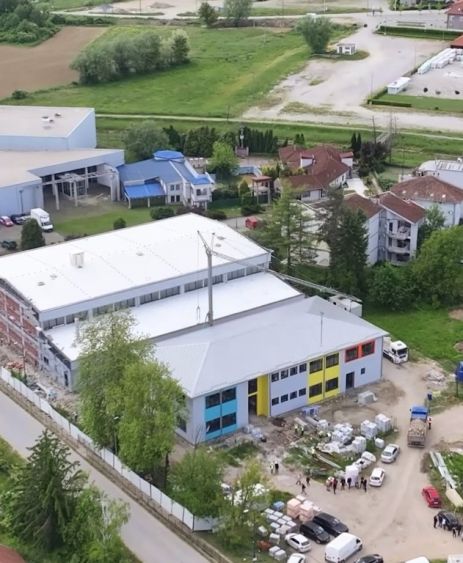 Hala i škola dron