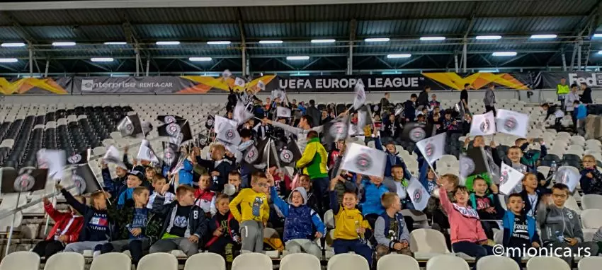 najmladji fudbaleri na utakmici partizan az alkmar a