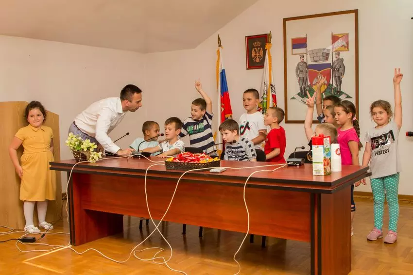 predsednik jankovic sa predskolcima