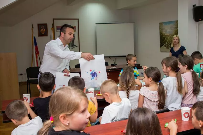 predsednik jankovic urucuje poklone predskolcima