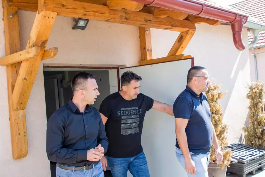 ministar nedimovic i boban jankovic u poseti domacinstvu stepanovic u pastricu