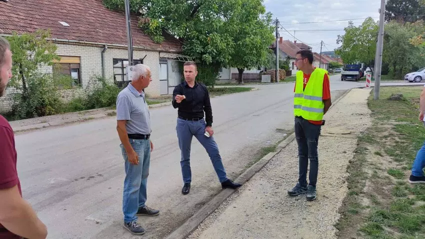 predsednik opstine boban jankovic u obilasku radova na rehabilitaciji trotoara