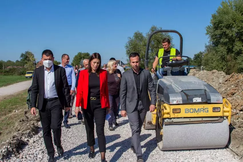 vujovic i jankovic obilaze radove na izgradnji linijskog parka u mionici 2