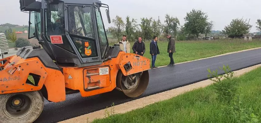 jankovic obilazi radove na asfaltiranu u ducicu