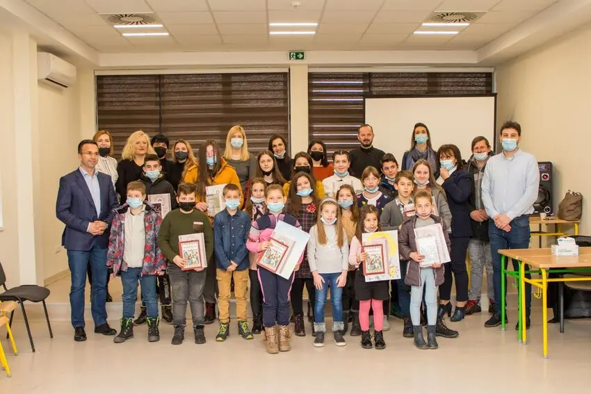 jankovic sa nagradeni ucesnicima svetosavskog konkursa i profesorima u srednjoj skoli u mionici