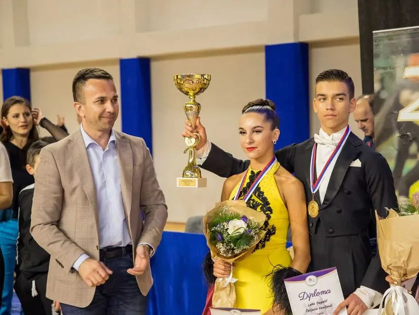 predsednik opstine mionica urucuje pehar pobednicima