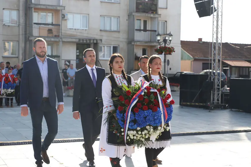 delegacija opstine mionica polaze vence