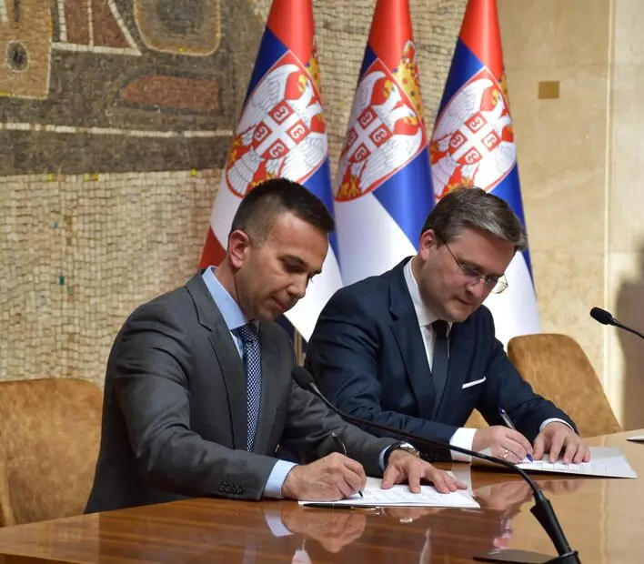 selakovic i jankovic potpisuju ugovor