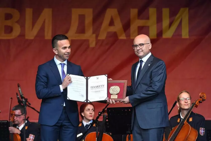 jankovic urucuje ministru vucevicu plaketu