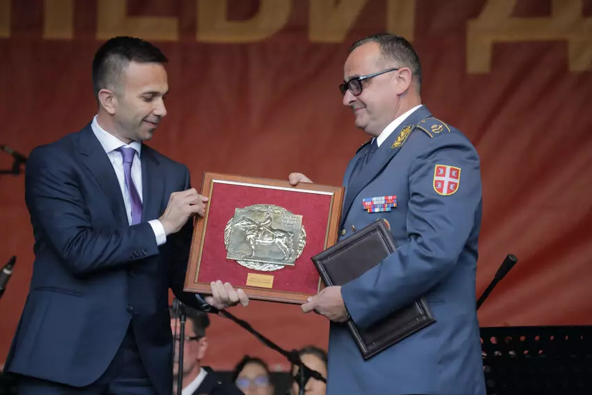jankovic urucuje plaketu birgadnom generalu popovicu
