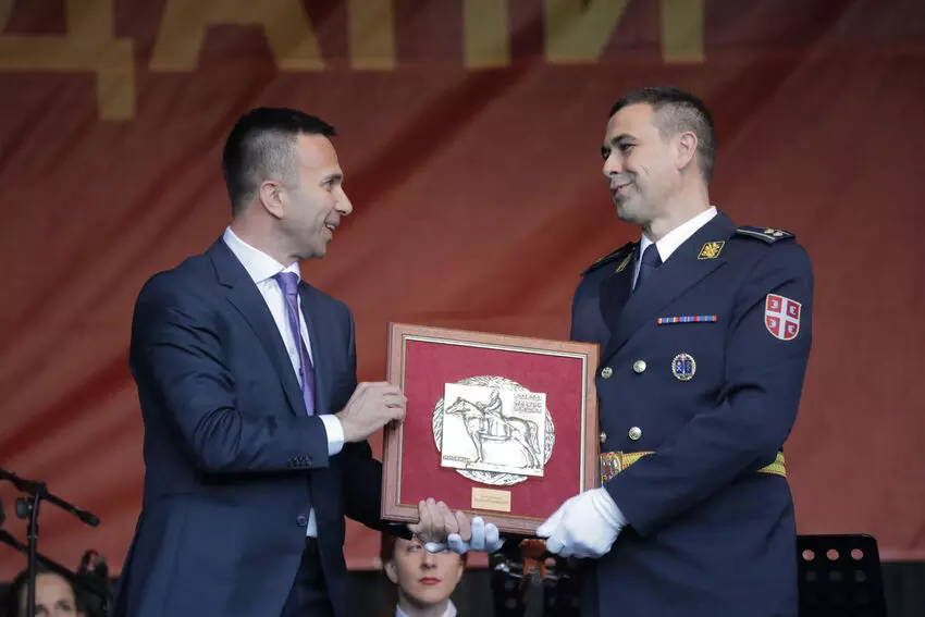 jankovic urucuje plaketu potpukovniku karavidicu