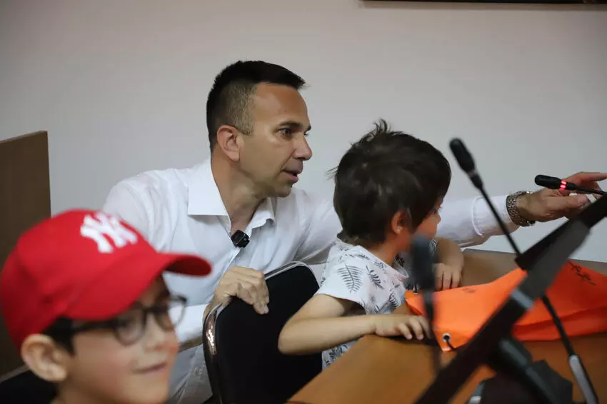 jankovic sa predskolcima u skupstinskoj sali