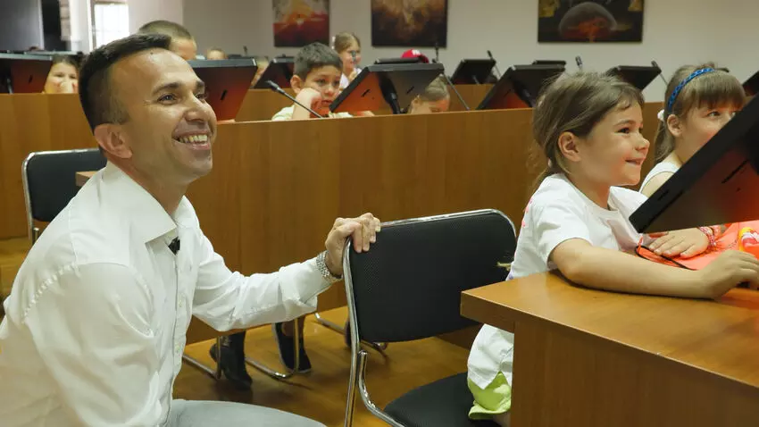 predsednik jankovic sa predskolcima