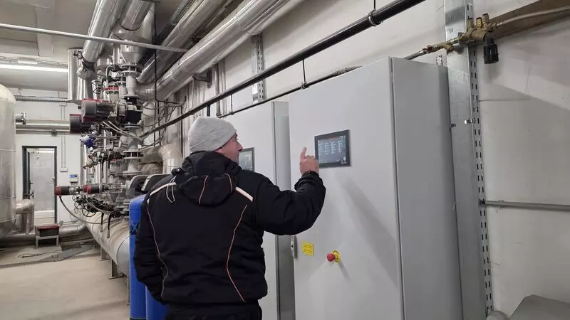 Radnik toplane proverava sistem