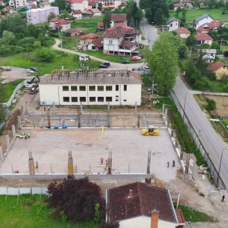 Јанковић и Глишић обишли радове на обнови школе и изградњи спортске хале у Горњој Топлици