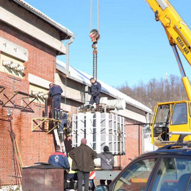 У току постављање новог трафоа у Мионици