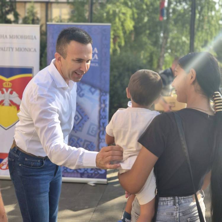 Бебама и родитељима уручени поклони, од наредне године нове популационе мере у Мионици